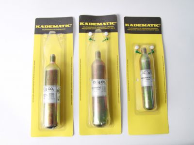Reservesets mit CO2- Flasche in verschiedenen Größen sowie Ersatztabletten im Blisterpack.