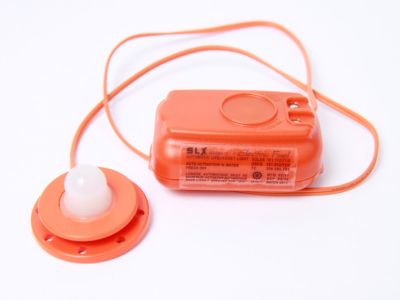 Das Rettungswestenlicht ist ein durch Wasserkontakt aktivierbares Blinklicht mit Lithium-Batterie.